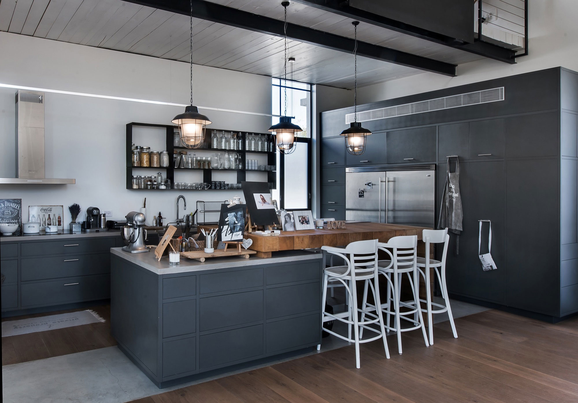 A Stylish and Spacious Concrete House with Luminous Interiors in Tel Aviv by Neuman Hayner Architects (17)