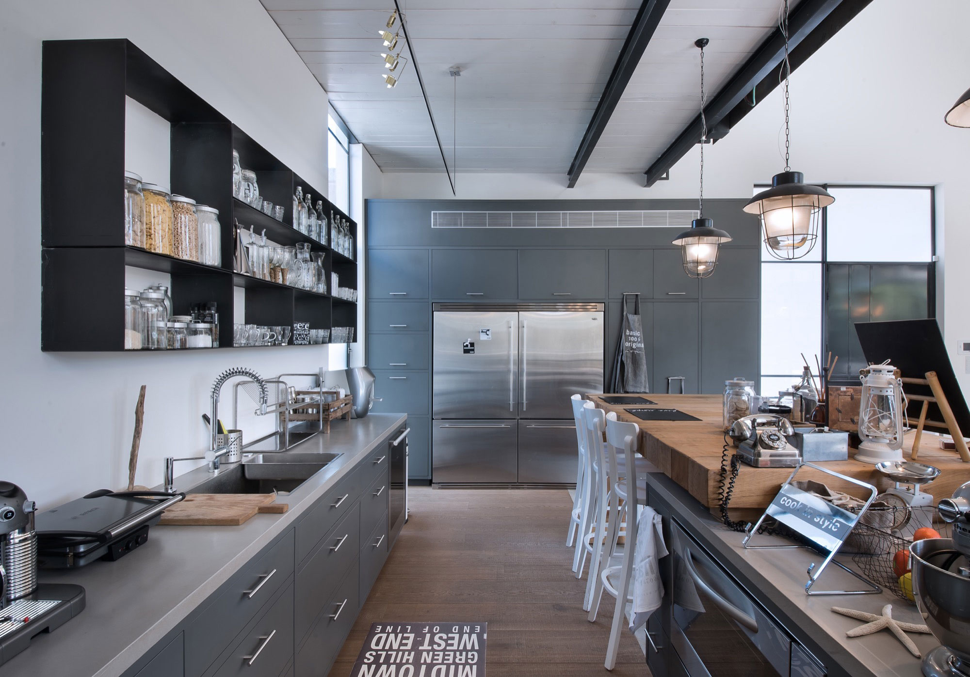 A Stylish and Spacious Concrete House with Luminous Interiors in Tel Aviv by Neuman Hayner Architects (18)