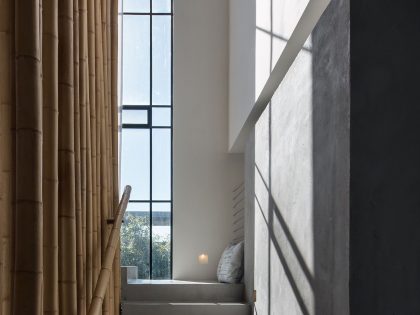 A Stylish and Spacious Concrete House with Luminous Interiors in Tel Aviv by Neuman Hayner Architects (21)