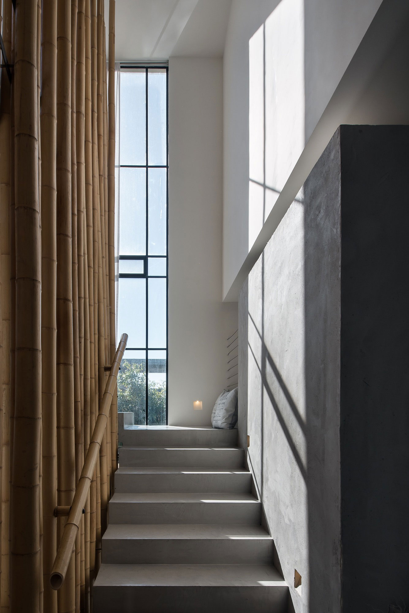 A Stylish and Spacious Concrete House with Luminous Interiors in Tel Aviv by Neuman Hayner Architects (21)