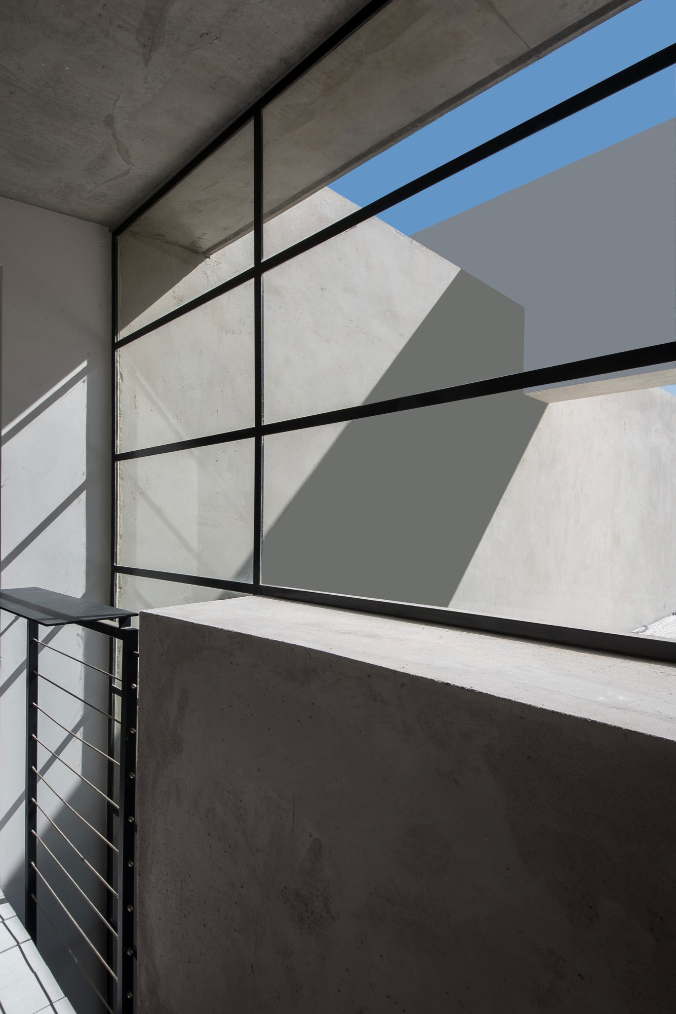 A Stylish and Spacious Concrete House with Luminous Interiors in Tel Aviv by Neuman Hayner Architects (24)