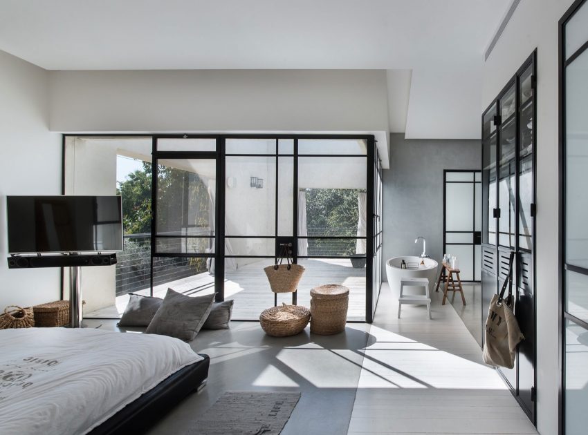 A Stylish and Spacious Concrete House with Luminous Interiors in Tel Aviv by Neuman Hayner Architects (27)
