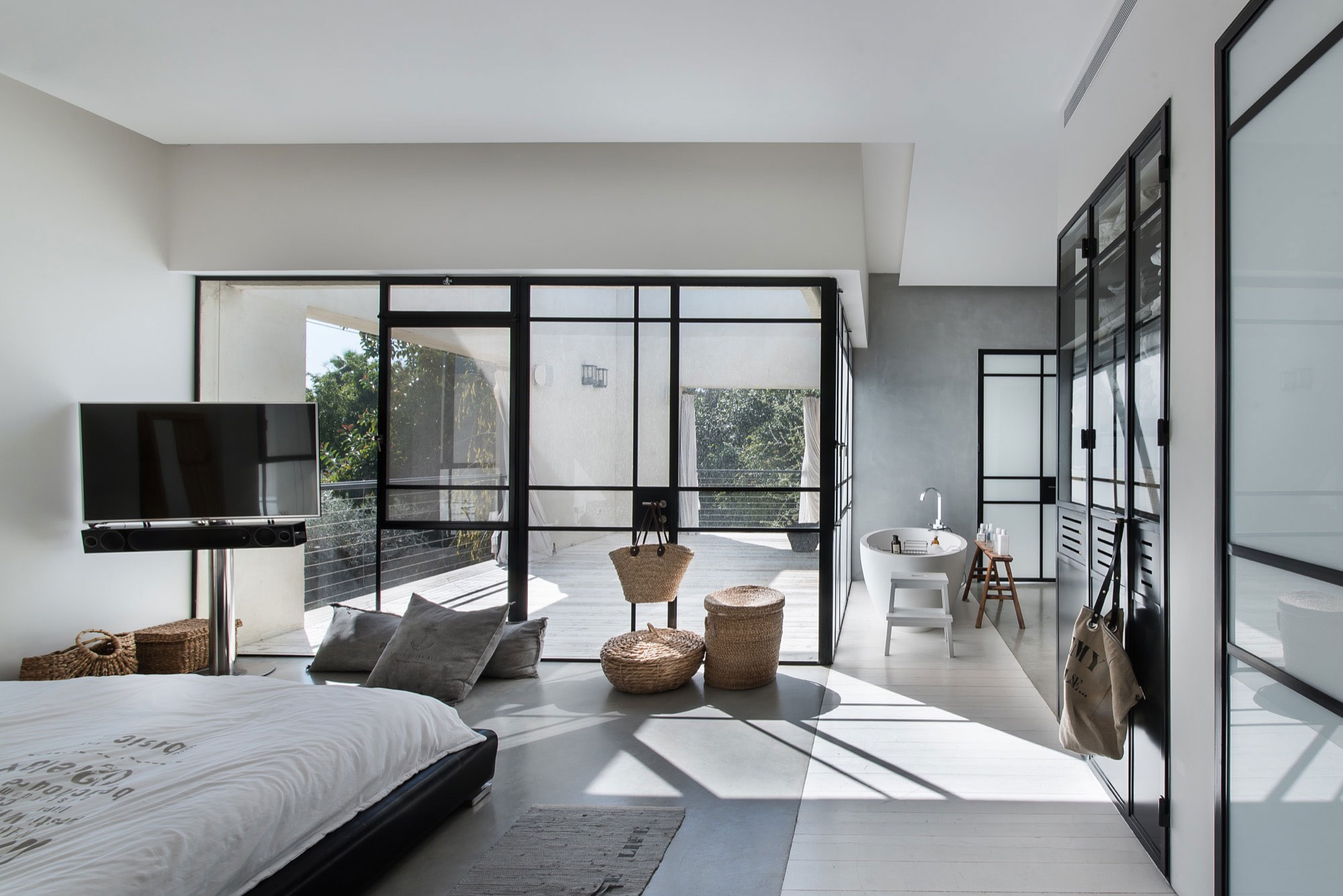 A Stylish and Spacious Concrete House with Luminous Interiors in Tel Aviv by Neuman Hayner Architects (27)