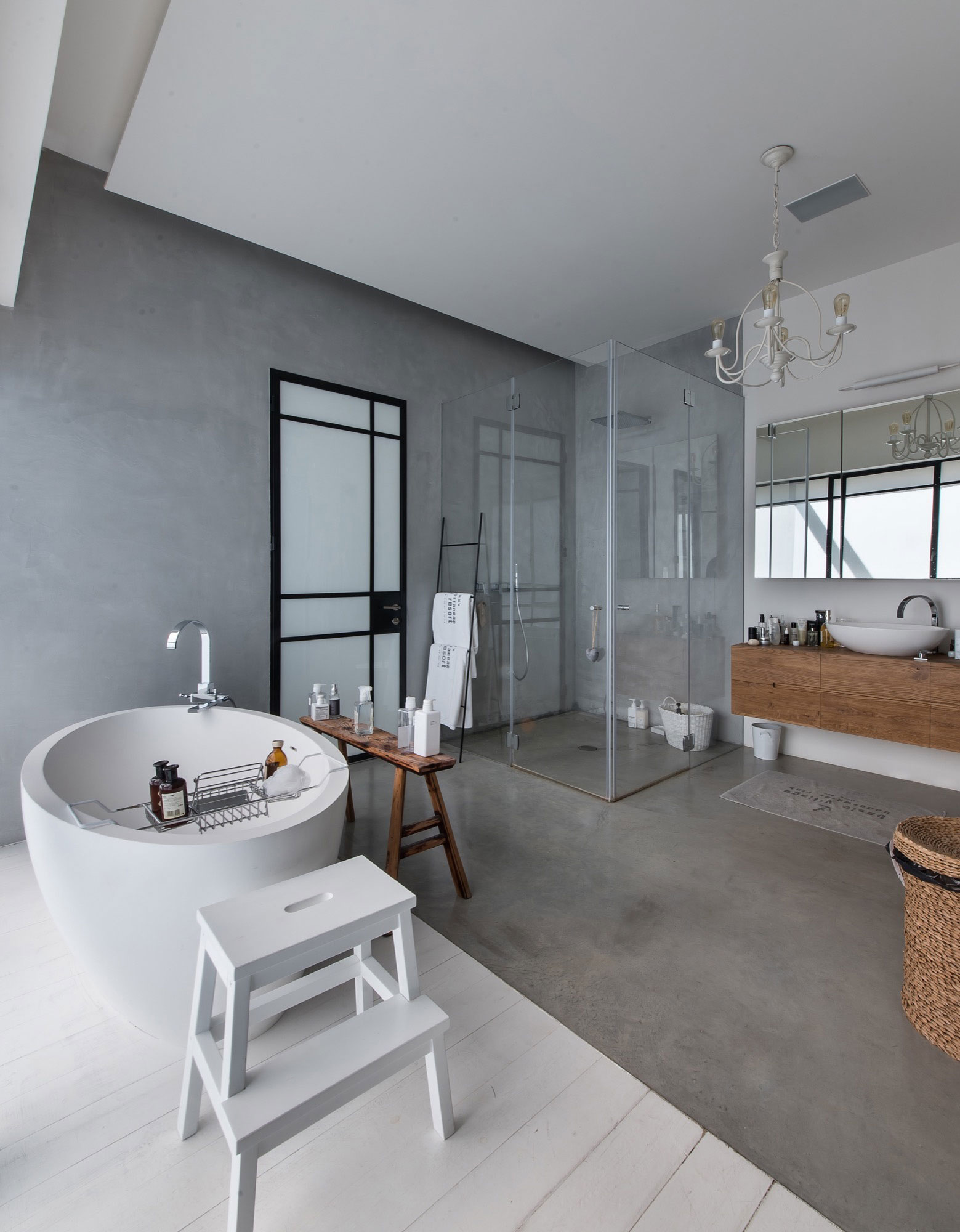 A Stylish and Spacious Concrete House with Luminous Interiors in Tel Aviv by Neuman Hayner Architects (29)