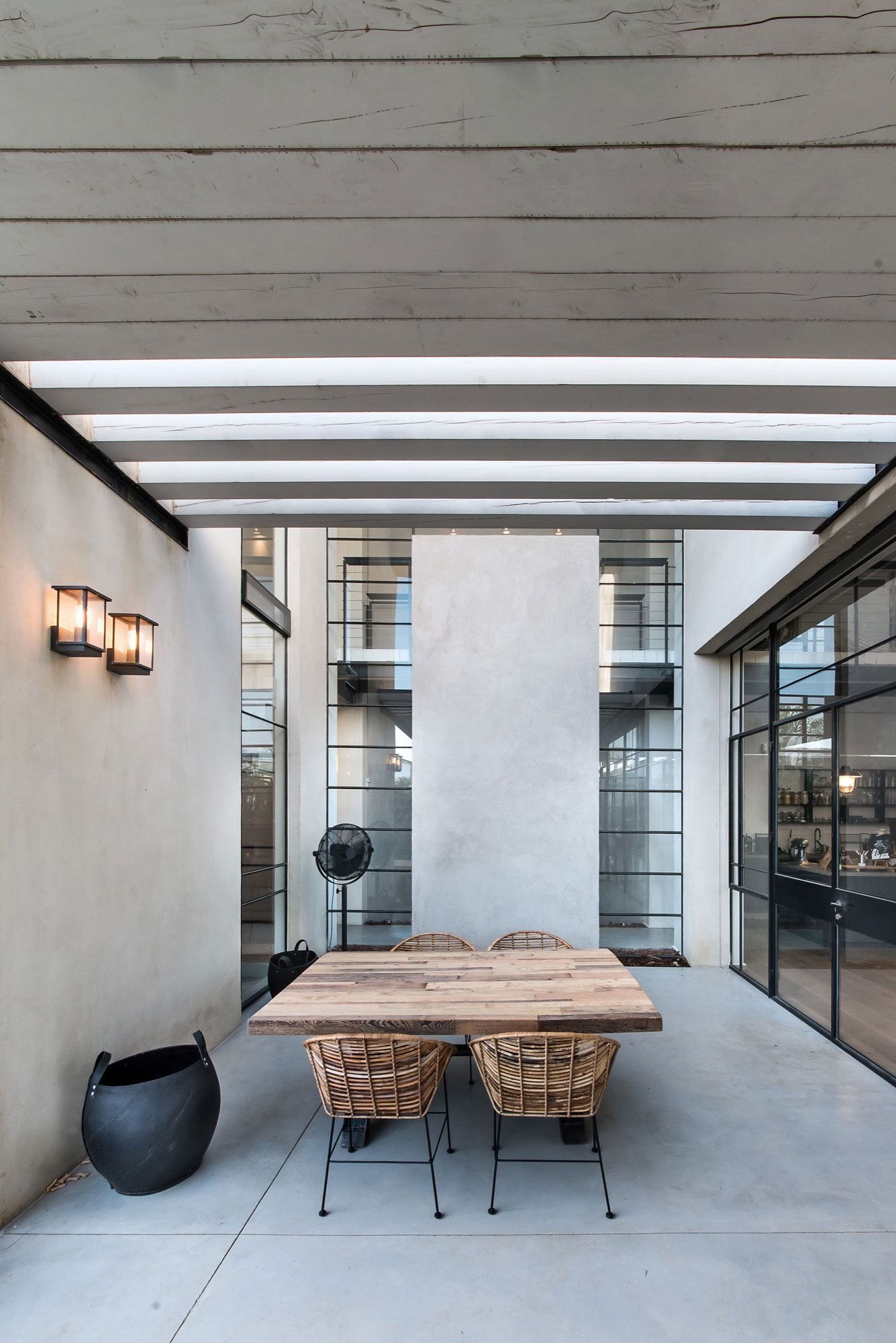 A Stylish and Spacious Concrete House with Luminous Interiors in Tel Aviv by Neuman Hayner Architects (3)