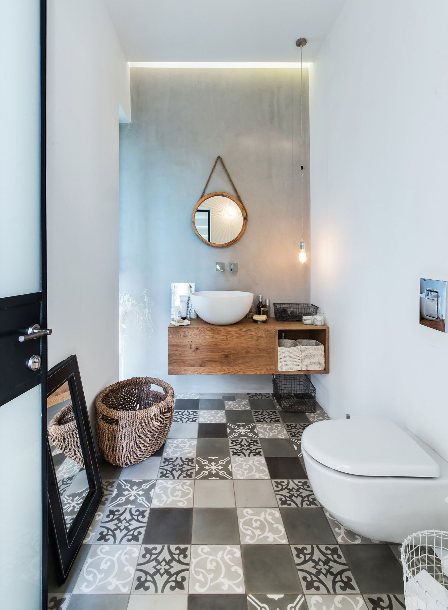 A Stylish and Spacious Concrete House with Luminous Interiors in Tel Aviv by Neuman Hayner Architects (31)