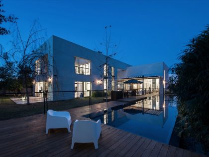 A Stylish and Spacious Concrete House with Luminous Interiors in Tel Aviv by Neuman Hayner Architects (32)