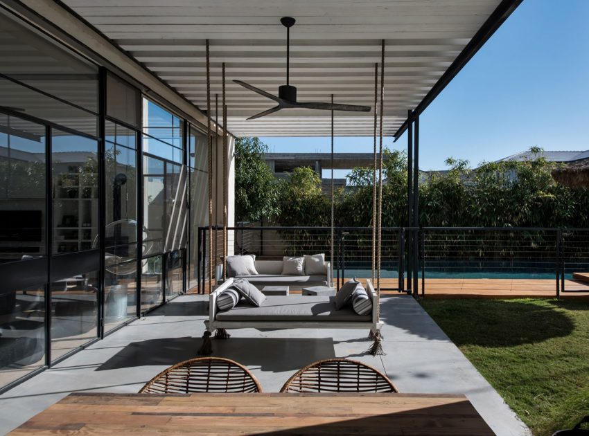 A Stylish and Spacious Concrete House with Luminous Interiors in Tel Aviv by Neuman Hayner Architects (4)