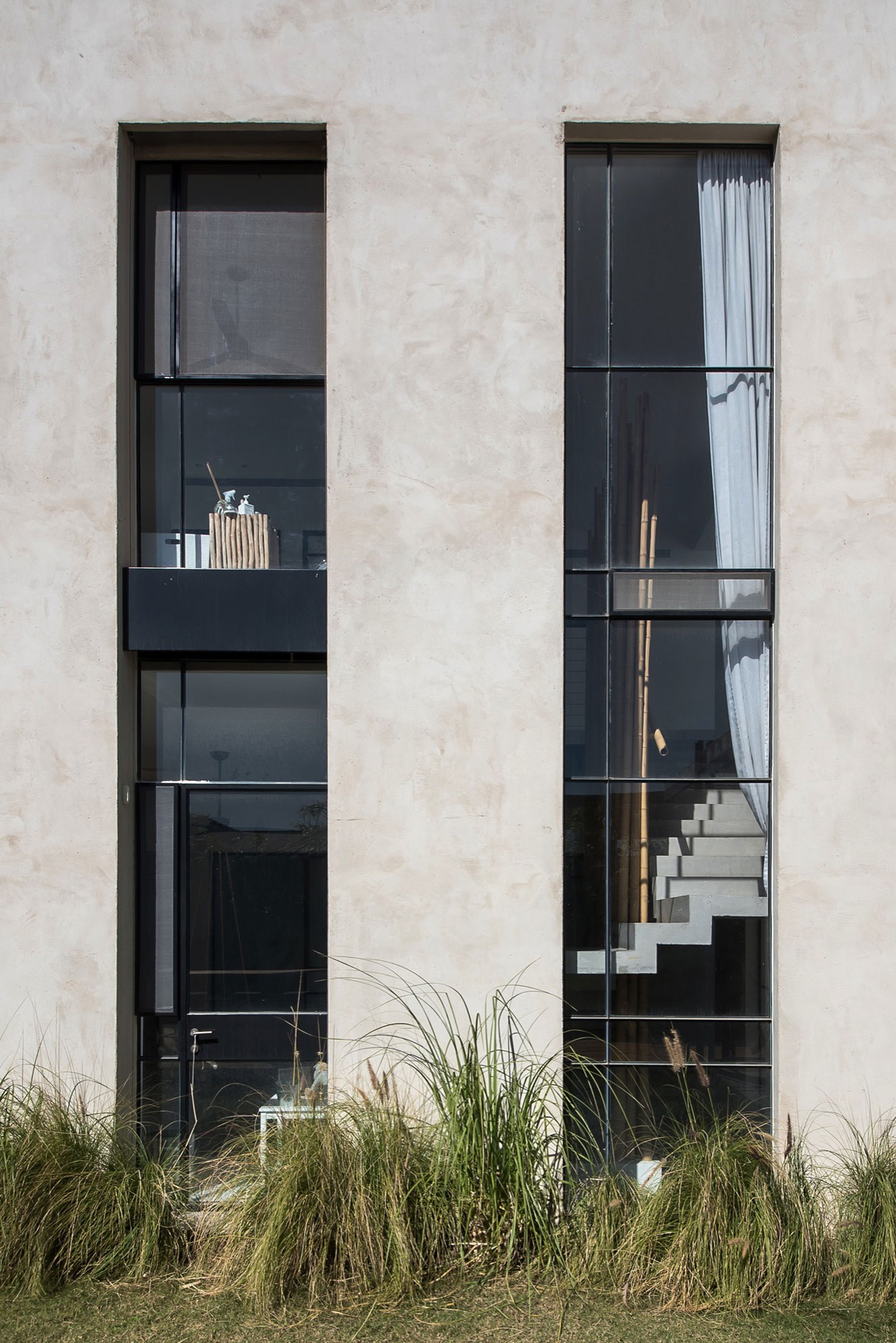 A Stylish and Spacious Concrete House with Luminous Interiors in Tel Aviv by Neuman Hayner Architects (5)