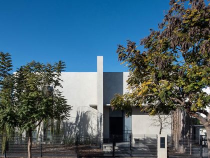 A Stylish and Spacious Concrete House with Luminous Interiors in Tel Aviv by Neuman Hayner Architects (6)