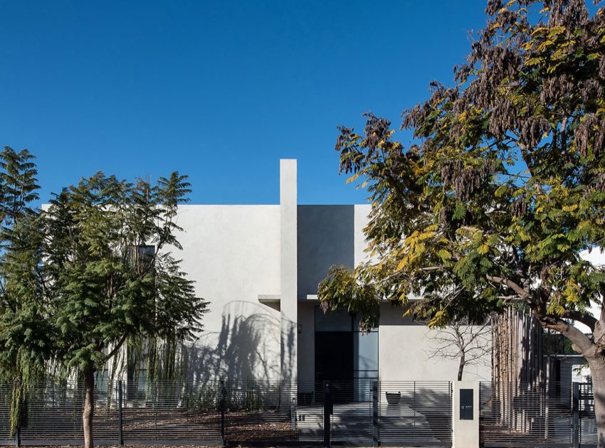 A Stylish and Spacious Concrete House with Luminous Interiors in Tel Aviv by Neuman Hayner Architects (6)