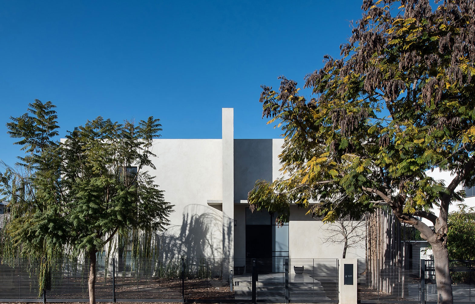 A Stylish and Spacious Concrete House with Luminous Interiors in Tel Aviv by Neuman Hayner Architects (6)