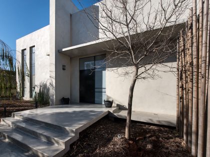 A Stylish and Spacious Concrete House with Luminous Interiors in Tel Aviv by Neuman Hayner Architects (7)