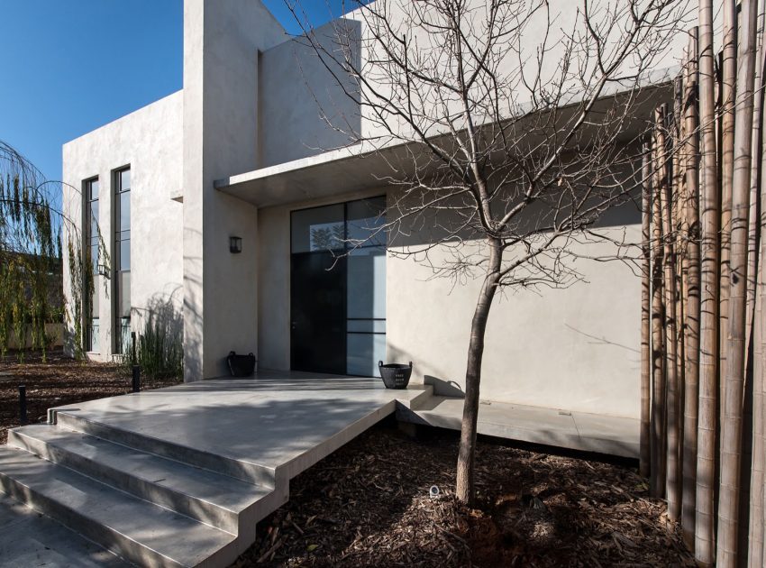 A Stylish and Spacious Concrete House with Luminous Interiors in Tel Aviv by Neuman Hayner Architects (7)