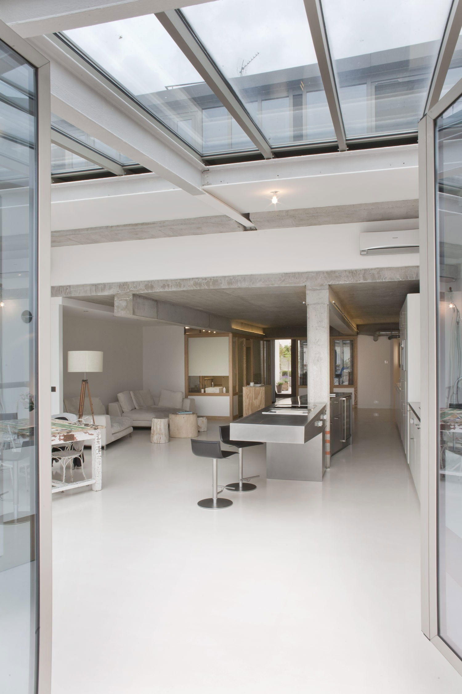 A Stylish and Spacious Contemporary Loft in Paris by Olivier Chabaud Architectes (1)