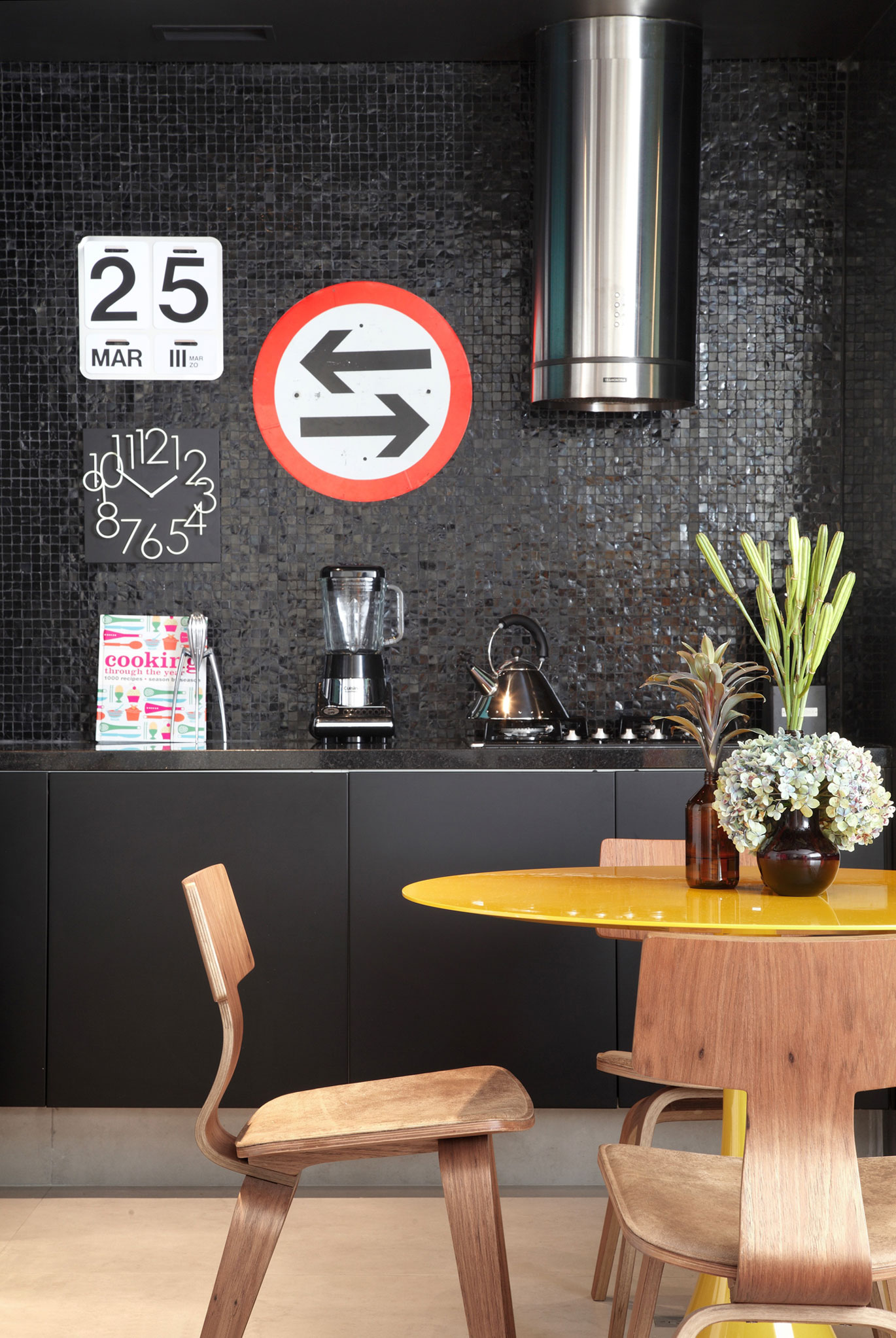 A Stylish and Vibrant Contemporary Home in Rio de Janeiro by Studio ro+ca (19)