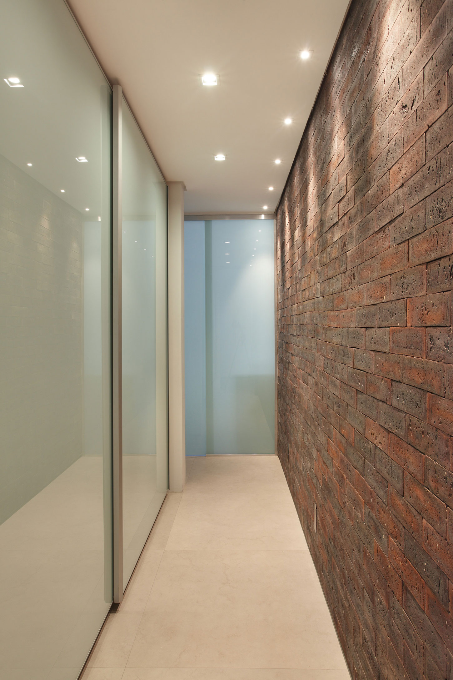 A Stylish and Vibrant Contemporary Home in Rio de Janeiro by Studio ro+ca (20)