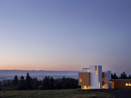 A Sustainable Contemporary Home with Stunning Views in Willamette Valley, Oregon by Holst Architecture (13)