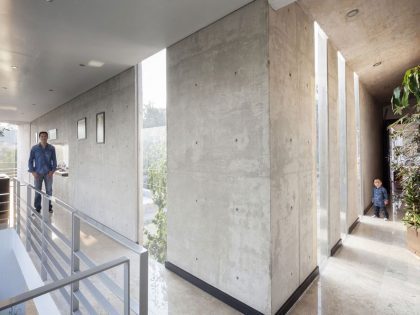 A Sustainable Contemporary Home with a Large L-Shaped Concrete Walls in Mexico by REC Arquitectura (11)