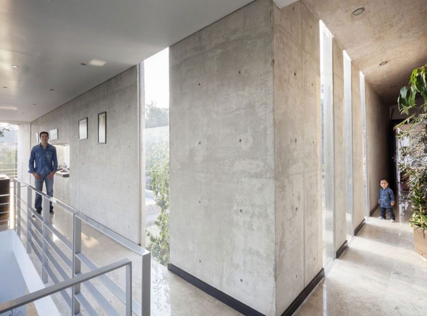 A Sustainable Contemporary Home with a Large L-Shaped Concrete Walls in Mexico by REC Arquitectura (11)