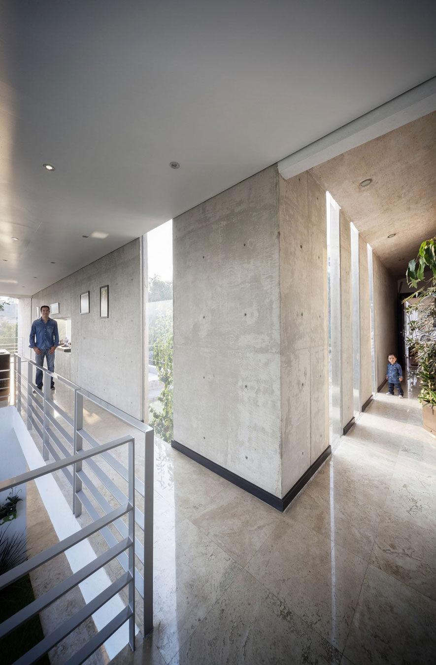A Sustainable Contemporary Home with a Large L-Shaped Concrete Walls in Mexico by REC Arquitectura (11)