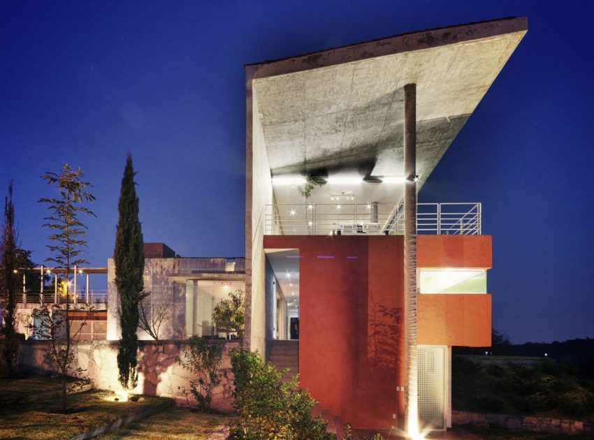 A Sustainable Contemporary Home with a Large L-Shaped Concrete Walls in Mexico by REC Arquitectura (16)