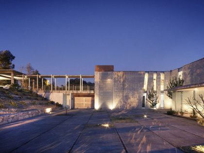 A Sustainable Contemporary Home with a Large L-Shaped Concrete Walls in Mexico by REC Arquitectura (17)