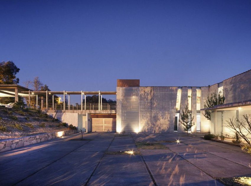 A Sustainable Contemporary Home with a Large L-Shaped Concrete Walls in Mexico by REC Arquitectura (17)