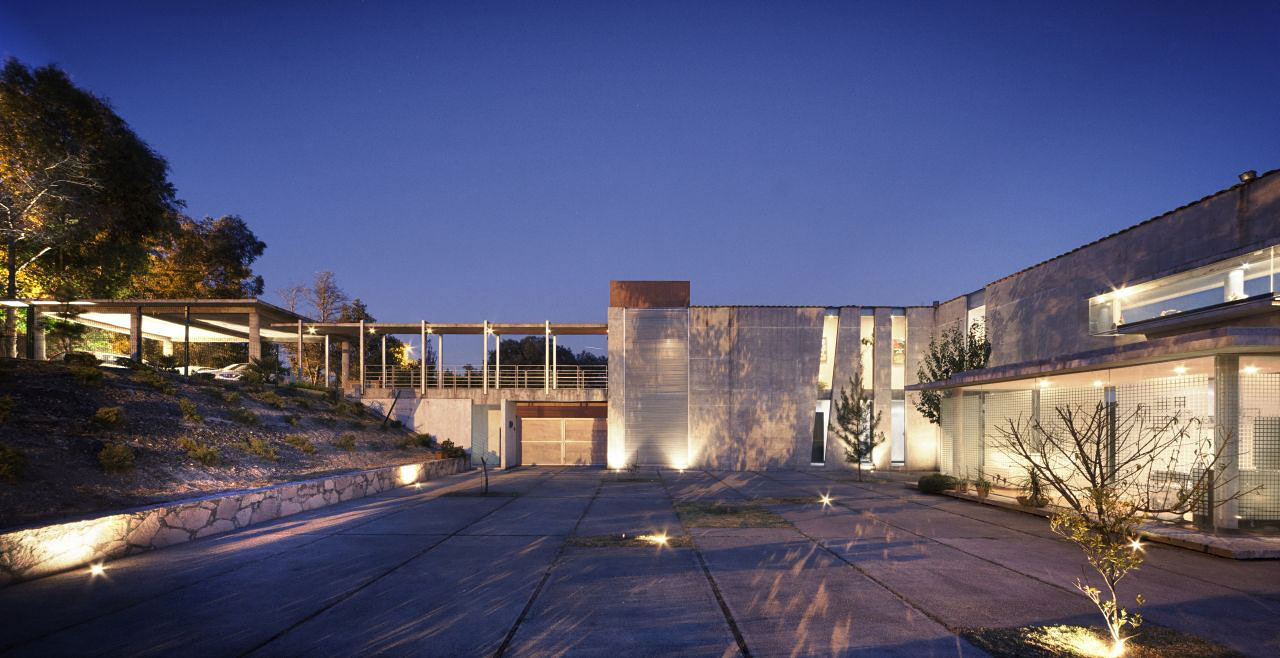 A Sustainable Contemporary Home with a Large L-Shaped Concrete Walls in Mexico by REC Arquitectura (17)