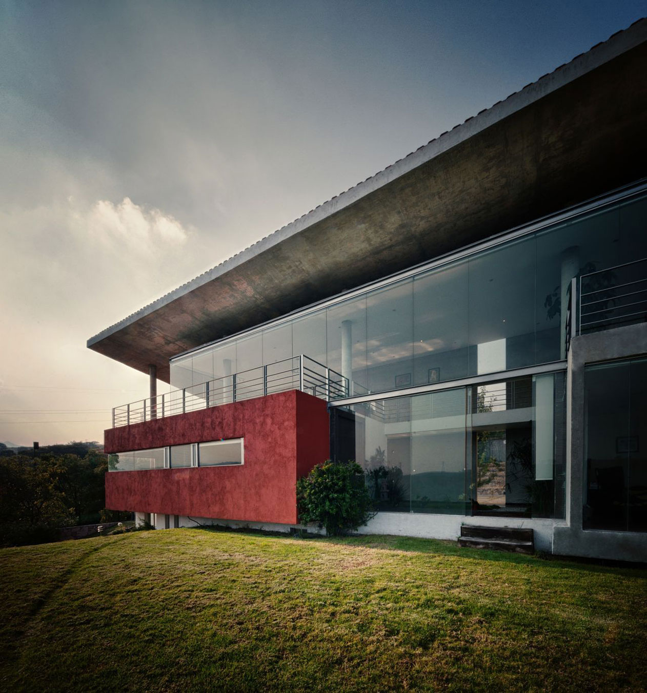 A Sustainable Contemporary Home with a Large L-Shaped Concrete Walls in Mexico by REC Arquitectura (3)