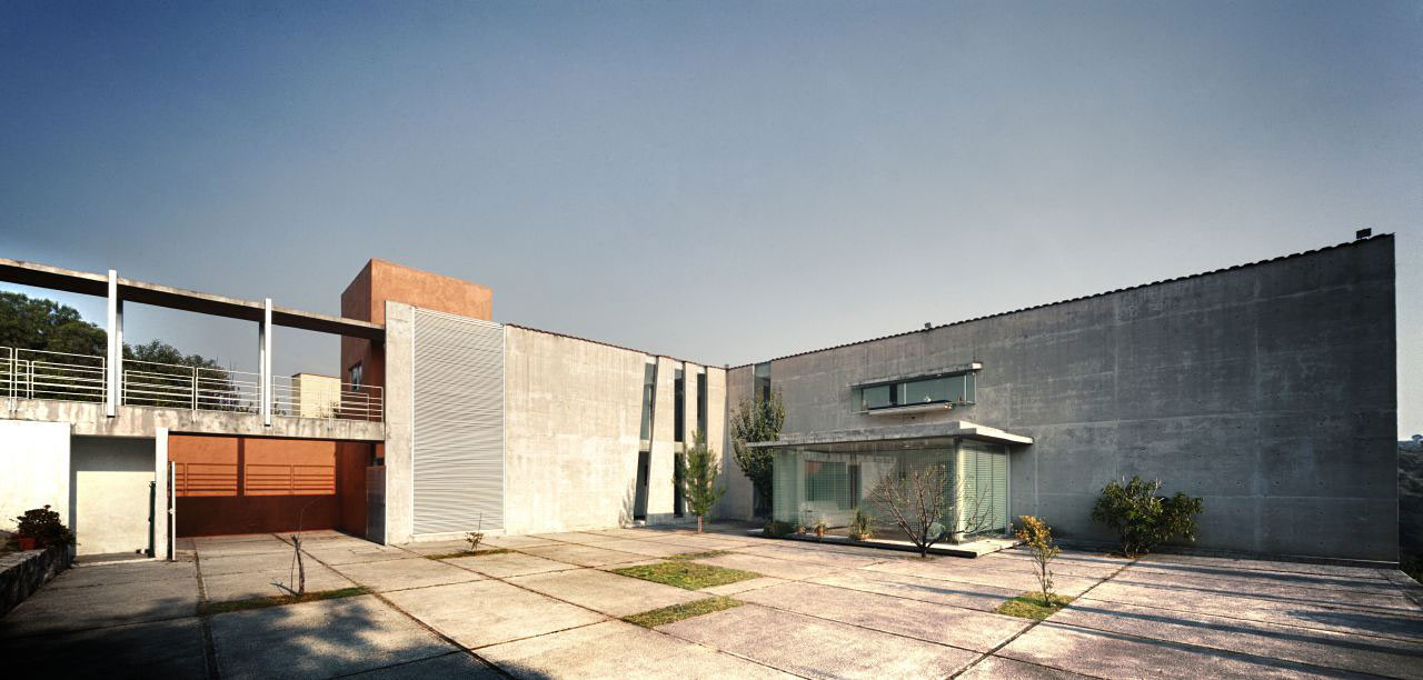 A Sustainable Contemporary Home with a Large L-Shaped Concrete Walls in Mexico by REC Arquitectura (4)