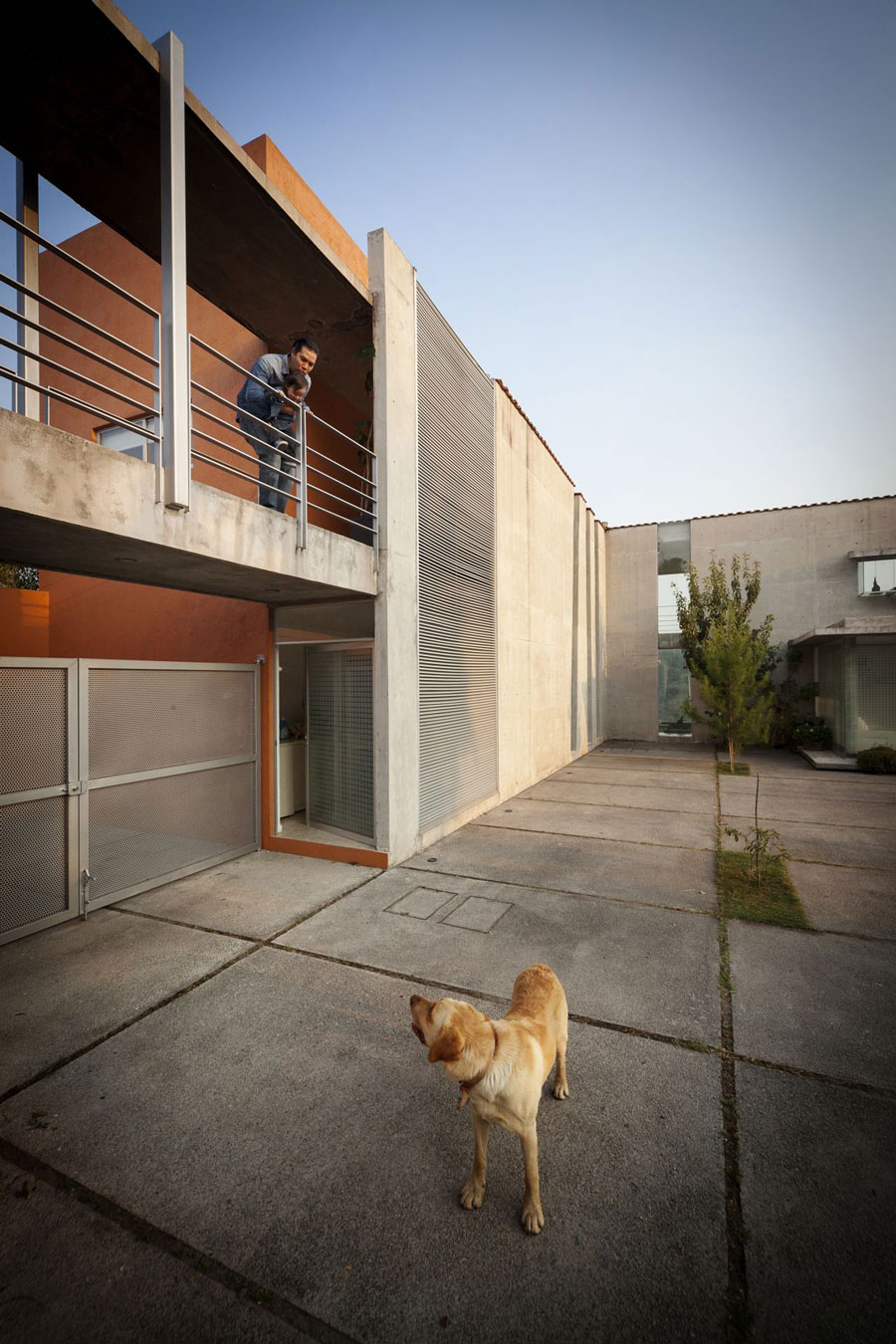 A Sustainable Contemporary Home with a Large L-Shaped Concrete Walls in Mexico by REC Arquitectura (5)