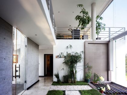 A Sustainable Contemporary Home with a Large L-Shaped Concrete Walls in Mexico by REC Arquitectura (8)