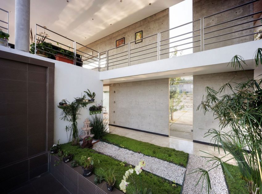 A Sustainable Contemporary Home with a Large L-Shaped Concrete Walls in Mexico by REC Arquitectura (9)