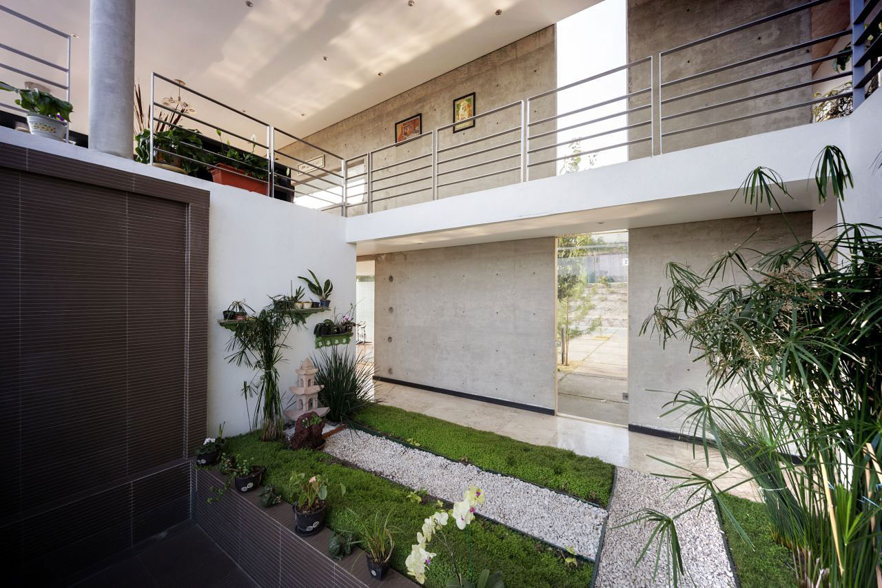 A Sustainable Contemporary Home with a Large L-Shaped Concrete Walls in Mexico by REC Arquitectura (9)