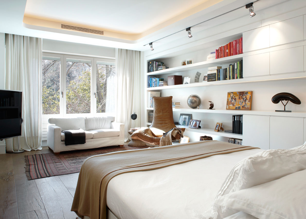 A Timeless Contemporary House with Neutral and White Interiors in Barcelona by GCA Architects (10)