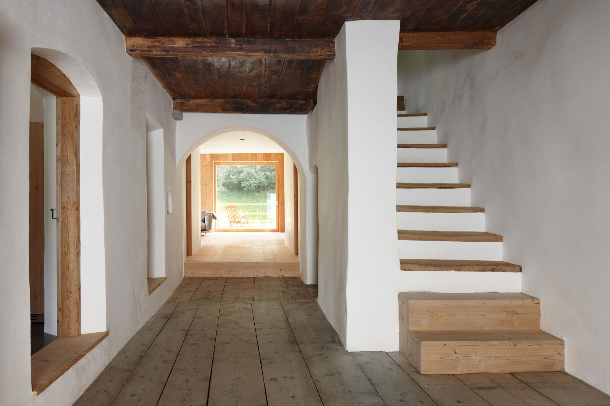 A Traditional Farmhouse Converted Into a Timeless Contemporary House in Scuol, Switzerland by Philipp Baumhauer Architects (19)