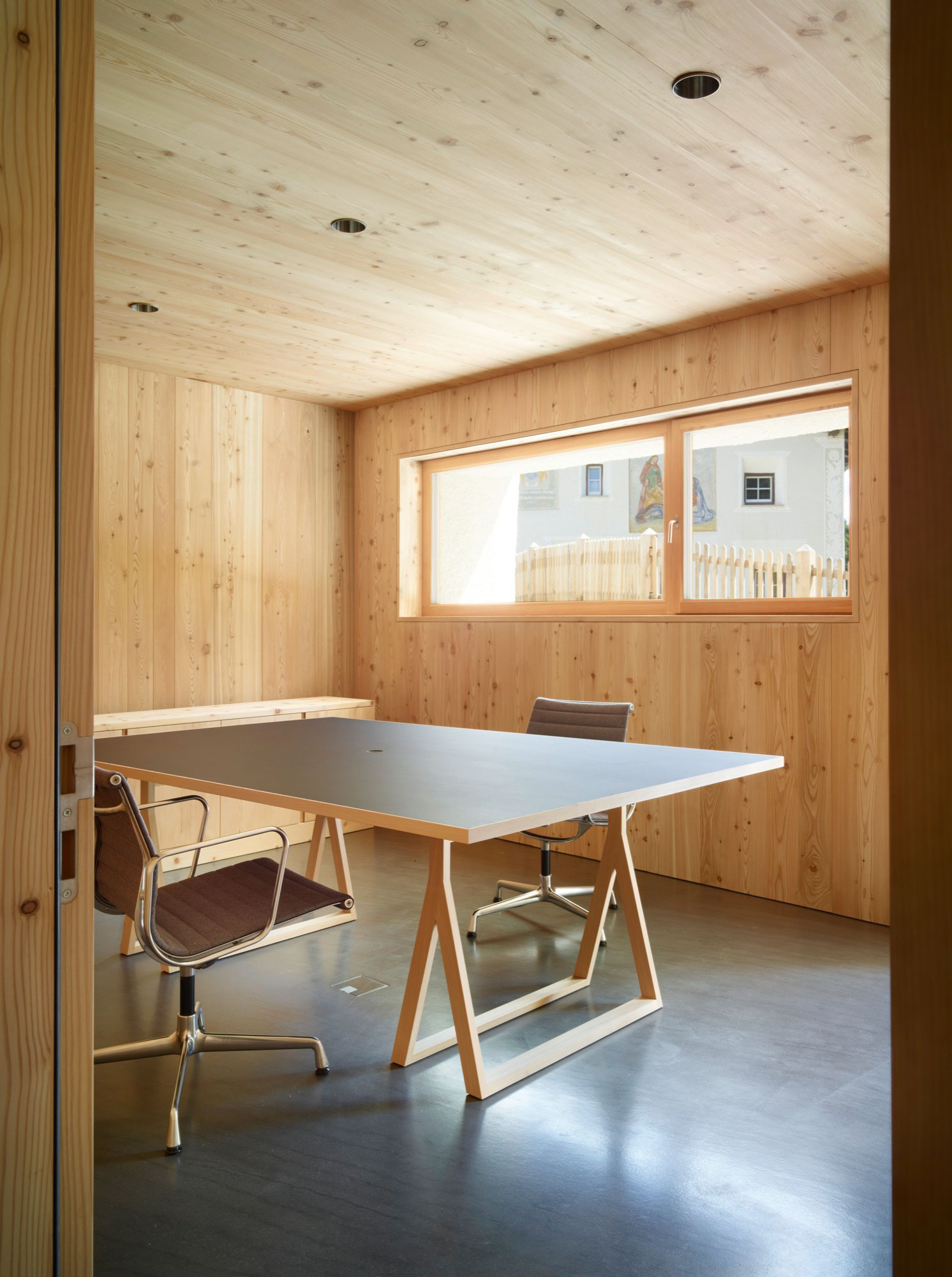 A Traditional Farmhouse Converted Into a Timeless Contemporary House in Scuol, Switzerland by Philipp Baumhauer Architects (27)