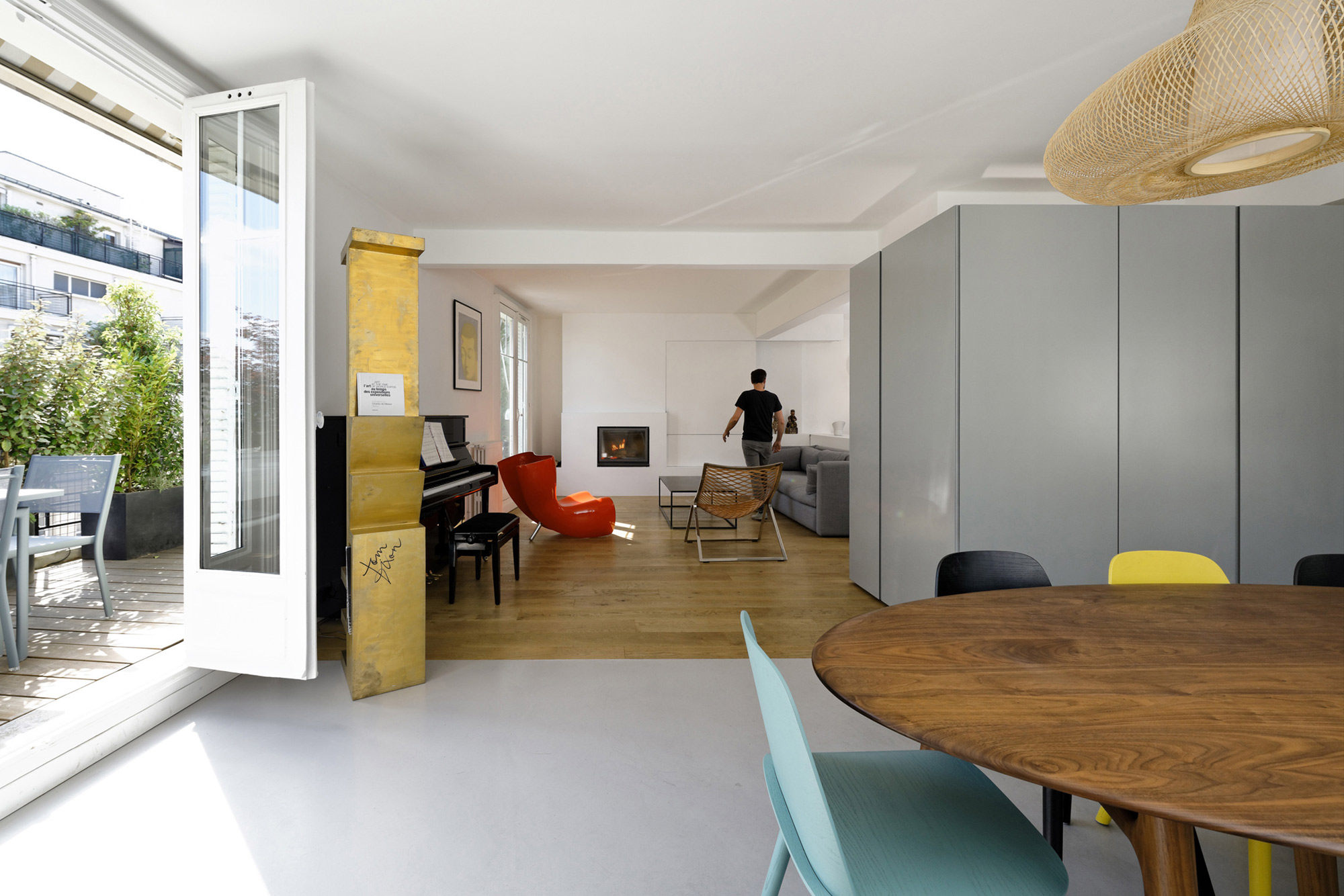 A Two Apartments Combined into a Stylish Family Maisonette in Paris by Equipe Eitan Hammer et Ulli Heckmann (1)