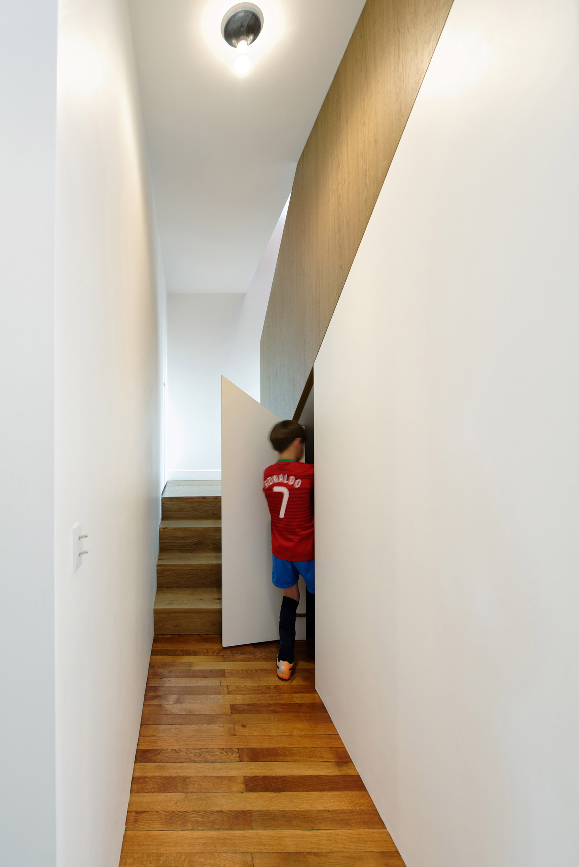A Two Apartments Combined into a Stylish Family Maisonette in Paris by Equipe Eitan Hammer et Ulli Heckmann (14)