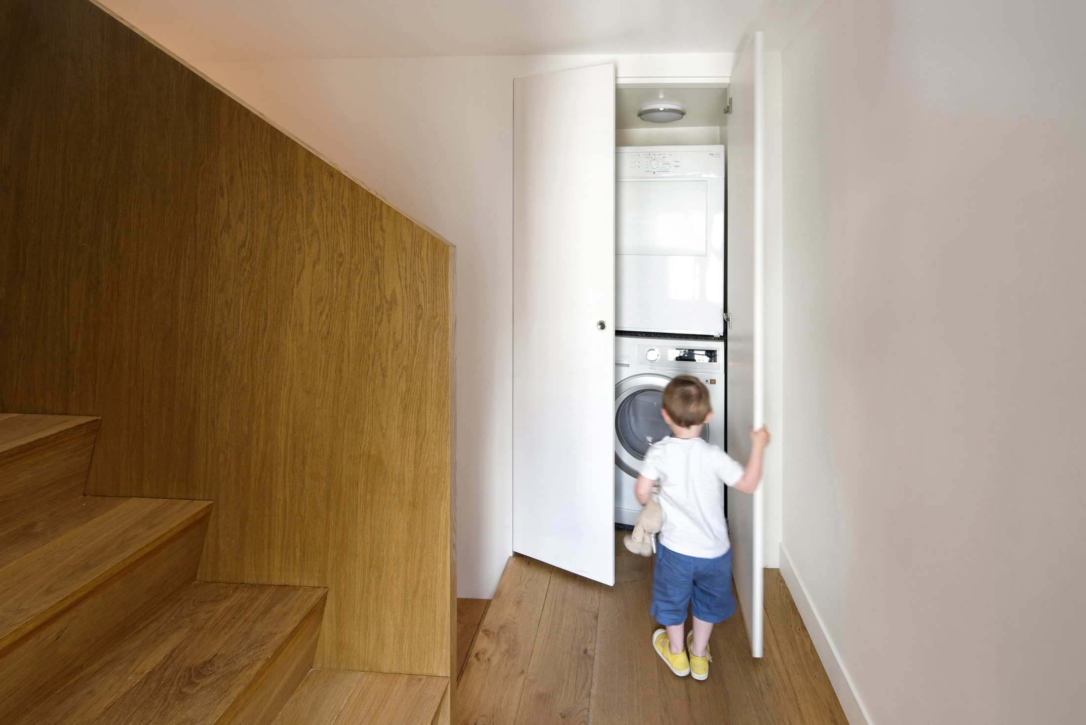 A Two Apartments Combined into a Stylish Family Maisonette in Paris by Equipe Eitan Hammer et Ulli Heckmann (15)