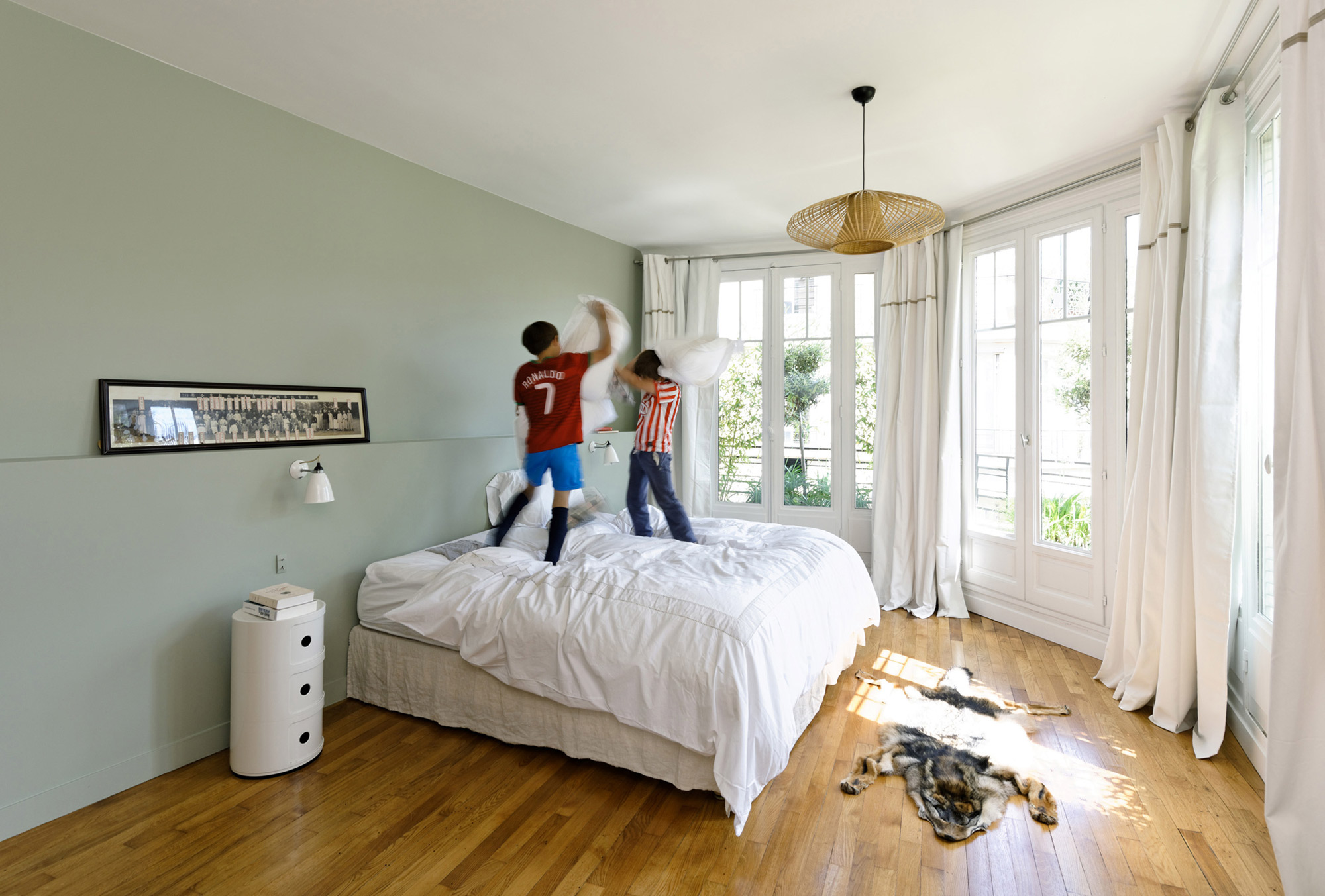 A Two Apartments Combined into a Stylish Family Maisonette in Paris by Equipe Eitan Hammer et Ulli Heckmann (16)