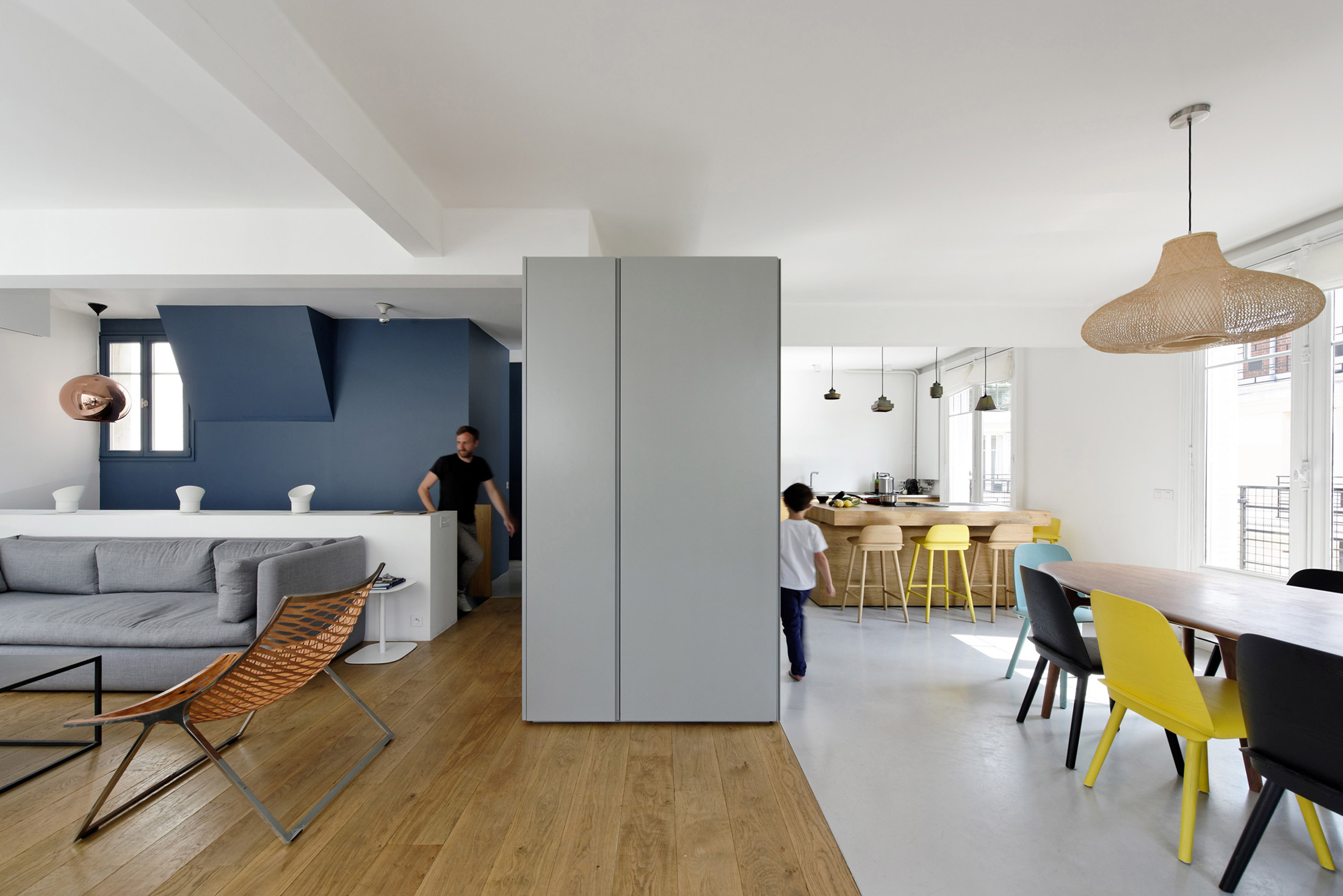 A Two Apartments Combined into a Stylish Family Maisonette in Paris by Equipe Eitan Hammer et Ulli Heckmann (2)