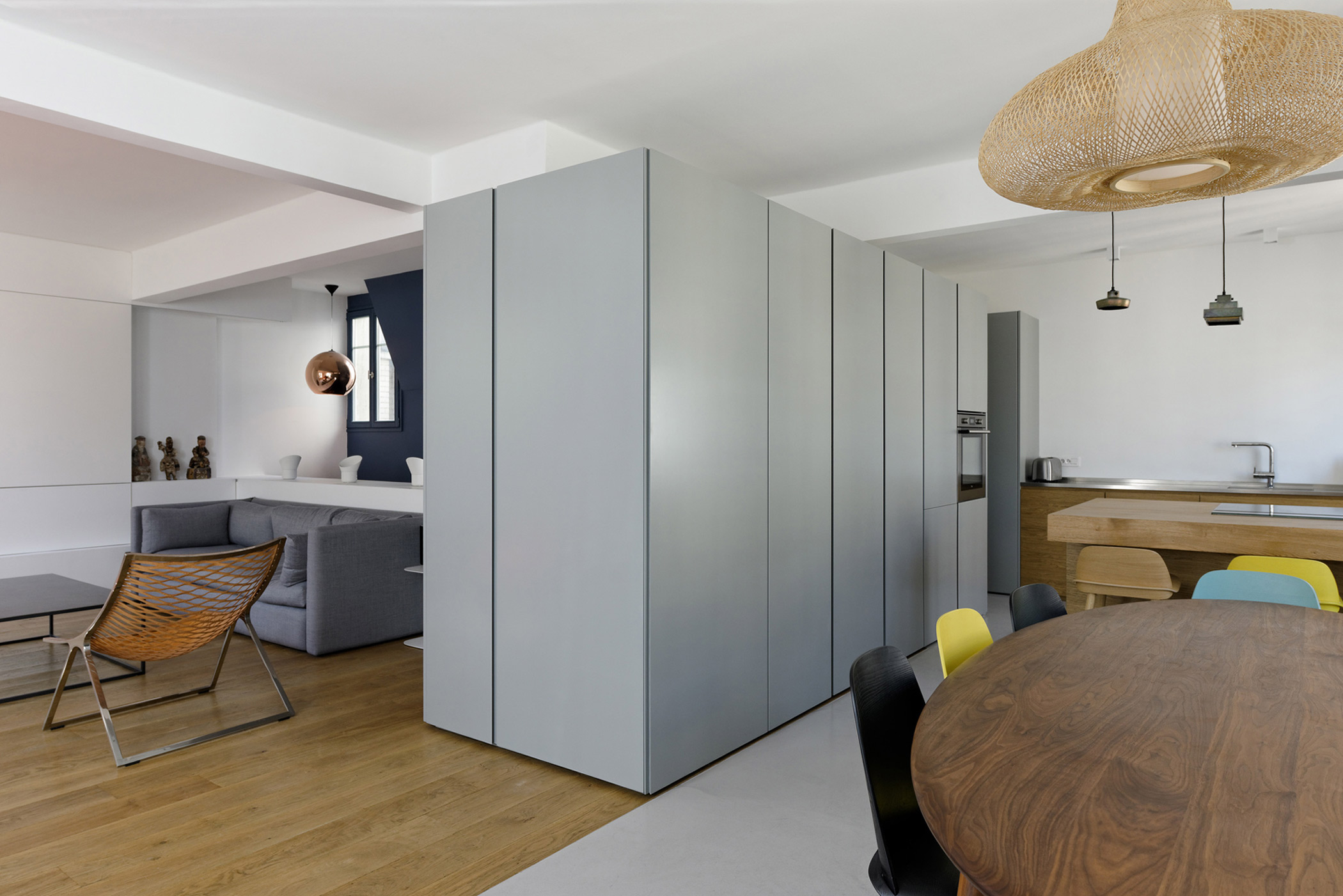 A Two Apartments Combined into a Stylish Family Maisonette in Paris by Equipe Eitan Hammer et Ulli Heckmann (4)