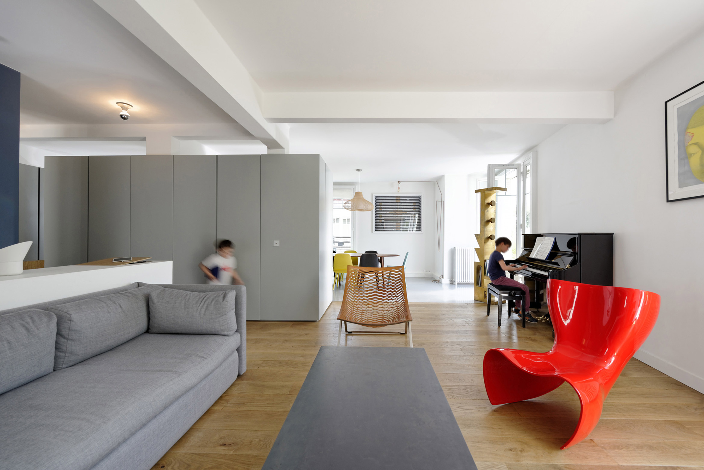 A Two Apartments Combined into a Stylish Family Maisonette in Paris by Equipe Eitan Hammer et Ulli Heckmann (5)