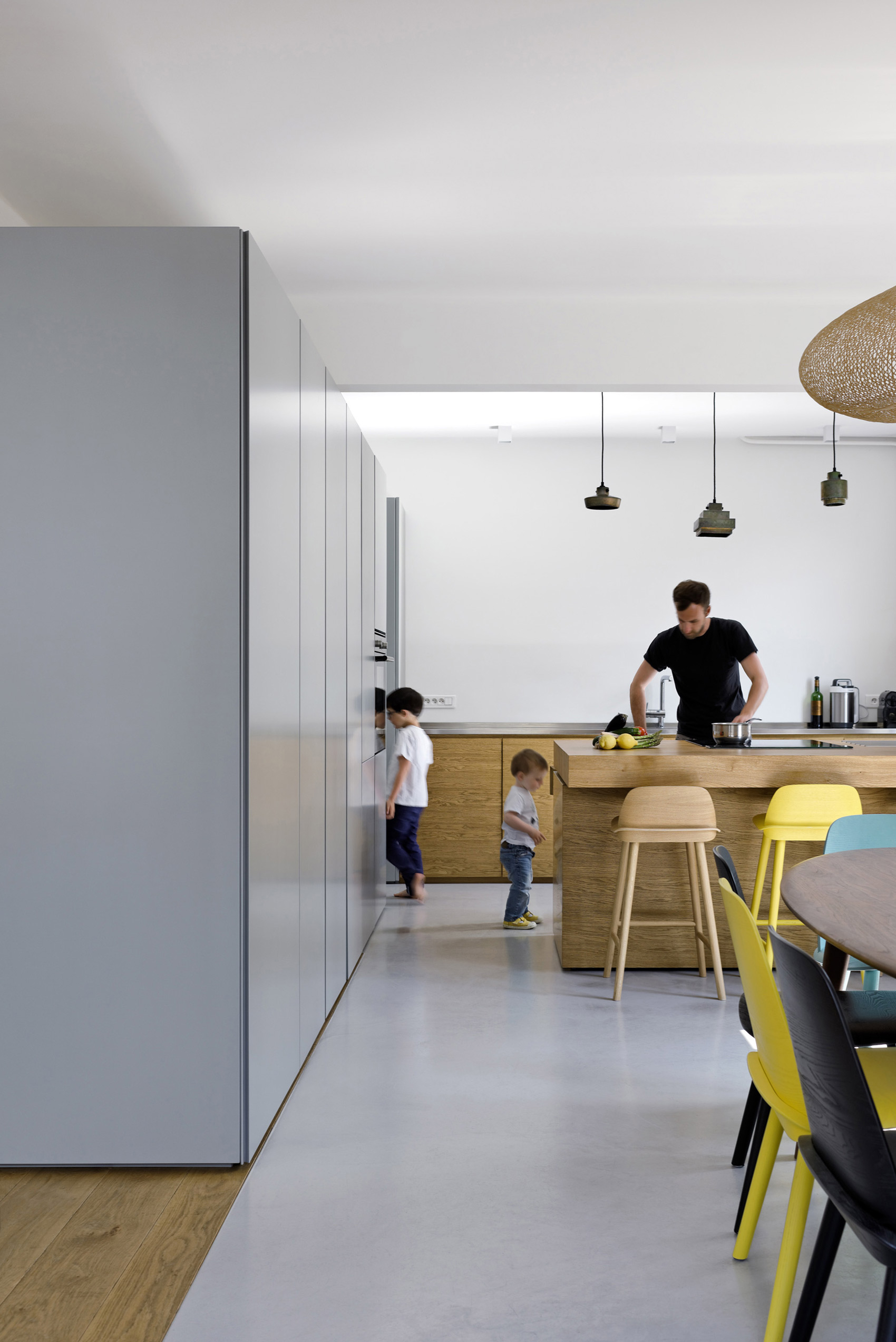 A Two Apartments Combined into a Stylish Family Maisonette in Paris by Equipe Eitan Hammer et Ulli Heckmann (7)