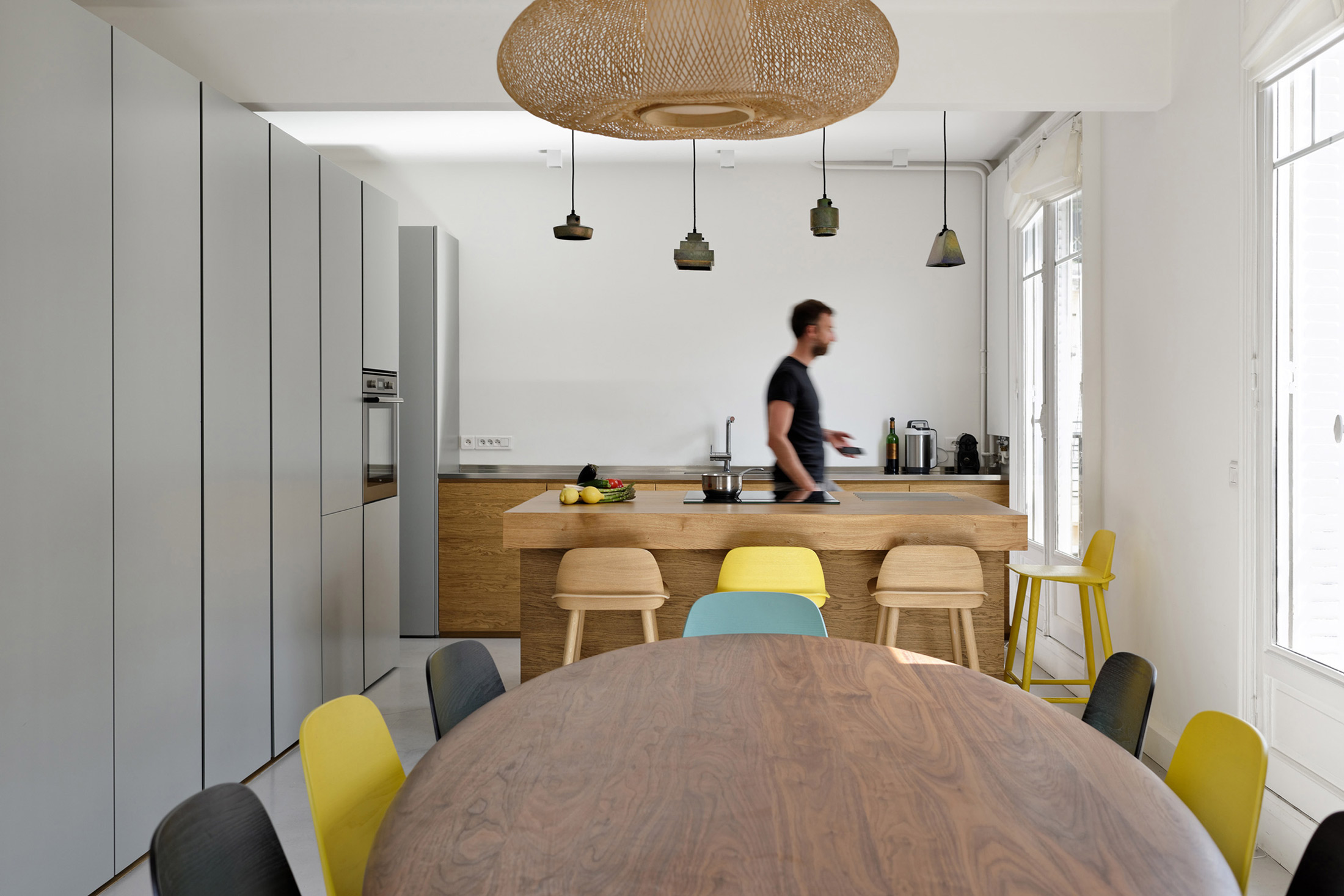 A Two Apartments Combined into a Stylish Family Maisonette in Paris by Equipe Eitan Hammer et Ulli Heckmann (8)