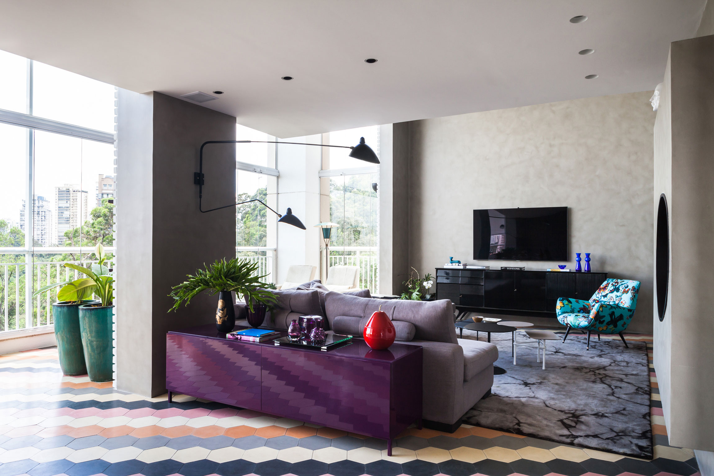 A Unique Artsy Contemporary Apartment with Colorful and Lively Interiors in São Paulo by Fabio Galeazzo Design (1)