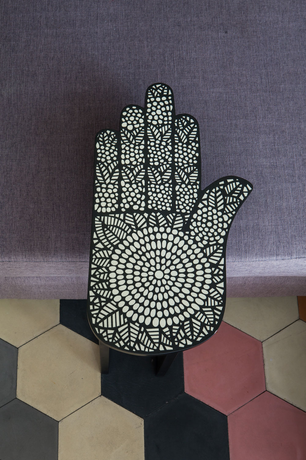 A Unique Artsy Contemporary Apartment with Colorful and Lively Interiors in São Paulo by Fabio Galeazzo Design (12)