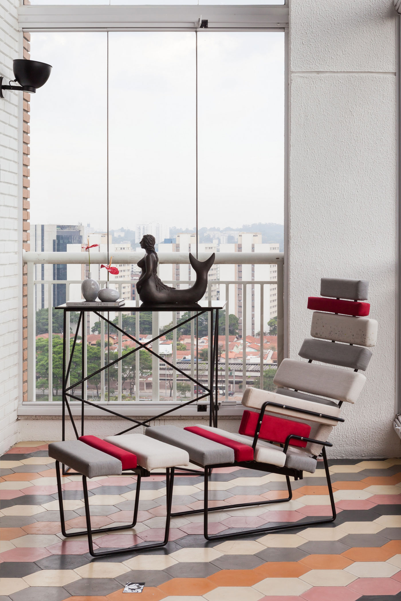 A Unique Artsy Contemporary Apartment with Colorful and Lively Interiors in São Paulo by Fabio Galeazzo Design (13)
